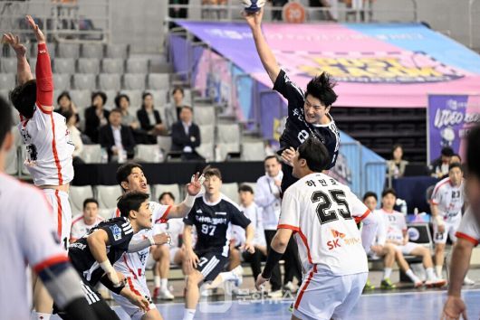 두산 정의경이 런닝 점프슛을 시도하고 있다 / 사진제공=한국핸드볼연맹