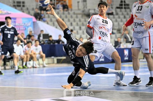 두산 김태웅이 다이빙 슛을 선보이고 있다  / 사진제공=한국핸드볼연맹