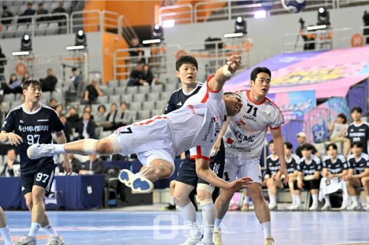 SK호크스 주앙푸르타도가 다이빙슛을 시도하고 있다 / 사진제공=한국핸드볼연맹