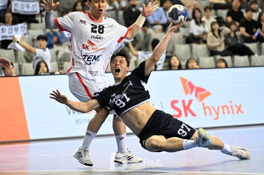 두산 김연빈이 런닝 다이빙슛을 하고 있다 / 사진제공=한국핸드볼연맹