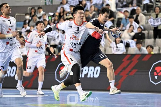 SK호크스 하태현이 두산 김연빈의 속공 돌파를 저지 중이다  / 사진제공=한국핸드볼연맹