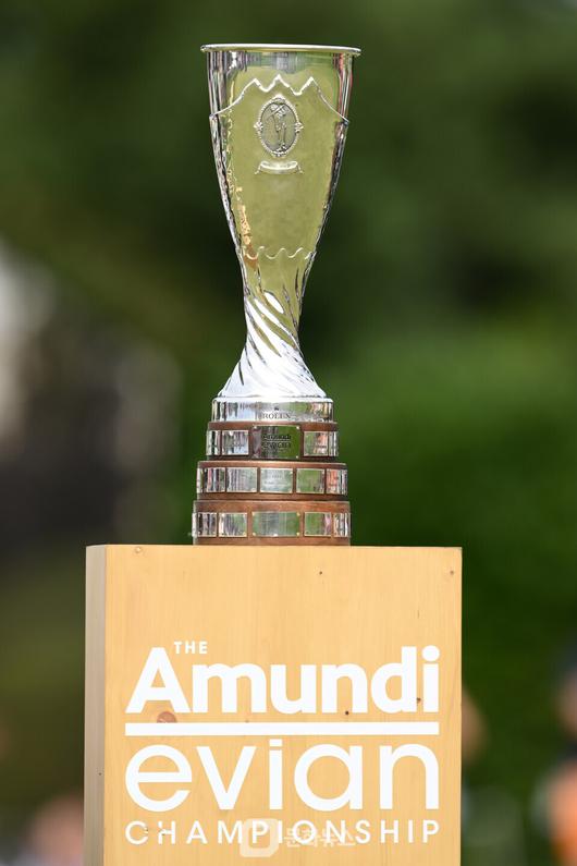 하나투어의 하이엔드 맞춤여행 브랜드 ‘제우스월드’가 오는 7월 10일부터 14일까지 스위스 에비앙에서 열리는 ‘2025 아문디 에비앙 챔피언십’을 직접 관람하고, 유럽 최고 수준의 골프장에서 라운드를 즐길 수 있는 프리미엄 여행 상품을 선보였다. / 사진제공=하나투어