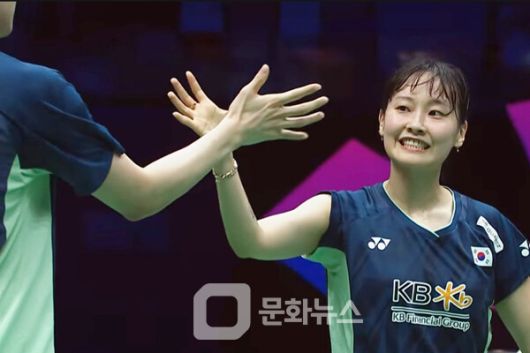 사진 1경기 혼합복식에서 승리한 서승재-채유정 조가 파이팅 하는 모습
