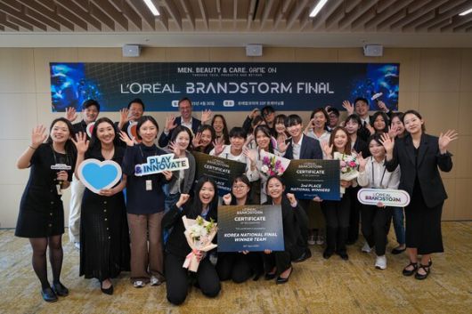 '2025 로레알 브랜드스톰 국내 결선 최종 우승을 차지한 ‘헤어리 스타일즈’ 팀을 비롯한 참가자들과 심사위원으로 참석한 로레알코리아 임원진들이 함께 포토타임을 갖고 있다. / 사진제공=로레알코리아