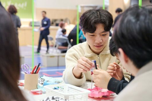 로레알코리아, ‘시티즌데이’ 맞아 발달장애 특수학교 밀알학교 학생들과 폐장난감 분해 및 대형 벽화 작업 진행 / 사진제공=로레알코리아
