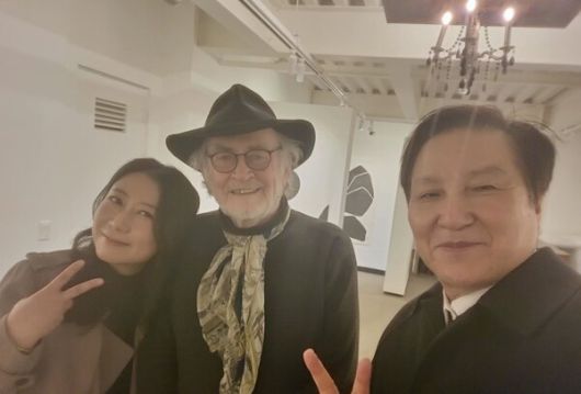 사진설명=베르너 사세 개인전에서 사세 교수 김종근 미술평론가, 신은주 작가