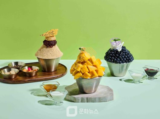 더 플라자 카페&라운지 ‘더라운지(The Lounge)’는 전통 간식에서 영감을 얻은 팥빙수를 선보인다. (왼쪽부터)더라운지 우도 땅콩 팥빙수, 망고 빙수, 블루베리 빙수 / 사진제공=더 플라자