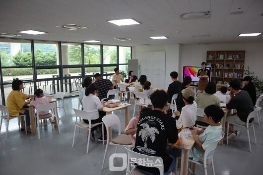 용인문화재단이 실험적이고 창의적인 문화예술 교육 프로젝트를 직접 기획·운영할 시민기획자를 다음달 10일까지 공개 모집한다. / 사진제공=용인문화재단