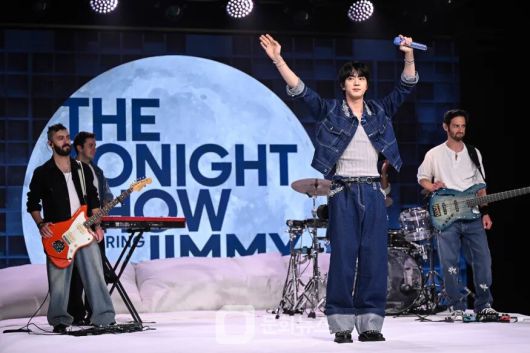 방탄소년단 진이 미국 NBC의 유명 토크쇼 ‘더 투나잇 쇼 스타링 지미 팰런’에 출연해 깊어진 감성과 유쾌한 매력을 동시에 선보이며 글로벌 팬들의 이목을 집중시켰다. / 사진제공=빅히트뮤직
