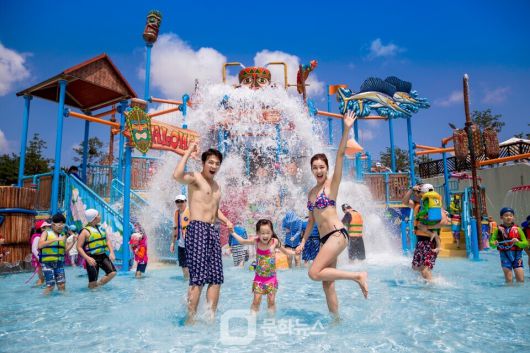 설악 워터피아에서 물놀이를 즐기는 가족 / 사진제공=한화리조트