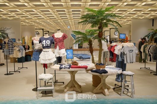 후아유 Feel Summer in California 팝업스토어 전경 / 사진제공=이랜드월드