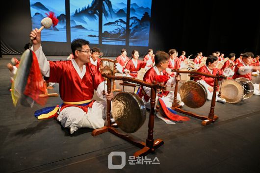 21일 대구수성아트피아 대극장에서 열린 제5회 크라운해태 한음회 대구공연에서 크라운해태 임직원 국악동아리 꿈을 굽는 사물놀이가 사물놀이 삼도농악가락을 공연하고 있다 / 사진제공=크라운해태