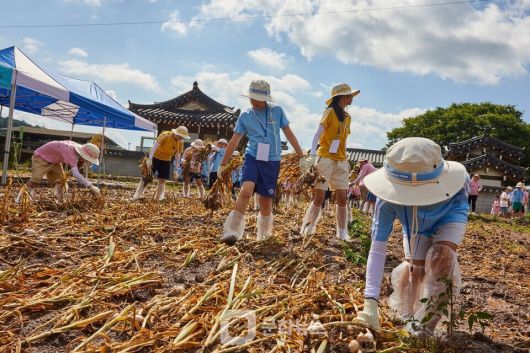 롯데웰푸드가 경북 의성군과 함께한 대표 지역 상생 프로그램 ‘제14회 의성마늘햄 가족캠프’가 지난 14일부터 1박 2일간 의성군 일대에서 성공적으로 마무리됐다. / 사진제공=롯데웰푸드