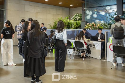 CJ대한통운이 개최한 ‘K브랜드 동남아•일본 틱톡샵 진출 로드맵 세미나’에 참여한 기업들이 이커머스 셀러들을 대상으로 해외진출에 관련된 컨설팅을 진행하고 있다. / 사진제공=CJ대한통운