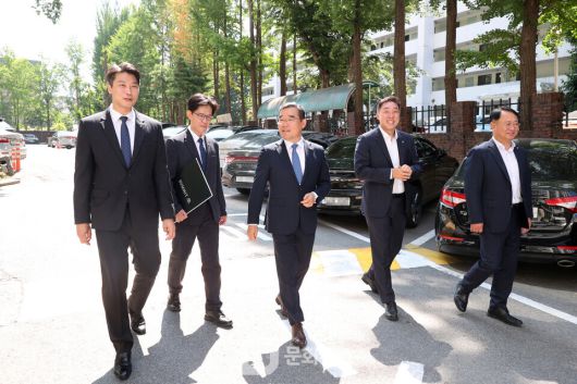 김보현 대우건설 사장(왼쪽에서 3번째)이 개포우성7차 단지를 방문해 현장을 둘러보고 있다. / 사진제공=대우건설