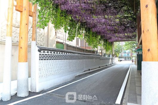 도심형 실버타운 노블레스타워 입구 한옥담장 / 사진제공=노블레스타워