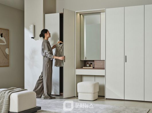 S5 리노아 도어와 수납형 파우더장을 적용한 시그니처 붙박이장 / 사진제공=한샘