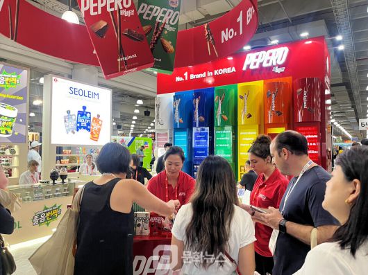 롯데웰푸드 ‘2025 팬시 푸드쇼’에서 빼빼로를 시식하는 모습. / 사진제공=롯데웰푸드