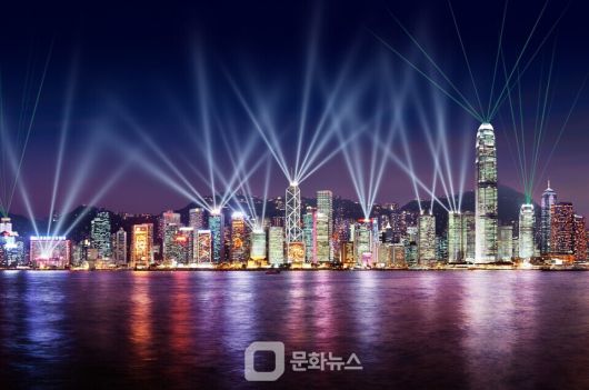 (주)하나투어가 최근 중국 여행에 대한 관심이 높아짐에 따라 ‘올여름 휴가는 중국으로 떠나요’ 기획전을 열고, 취향별 중국 여행지를 소개한다. 사진은 홍콩 심포니오브라이트 / 사진제공=하나투어