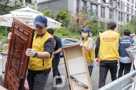 HDC현대산업개발은 지난 30일 서울 송파구에서 사회적협동조합 수, 집으로 가는 길, 송파2동주민센터와 연계해 독거노인 가구를 위한 주거환경 개선 건축봉사활동을 진행했다.  / 사진제공=HDC현대산업개발(