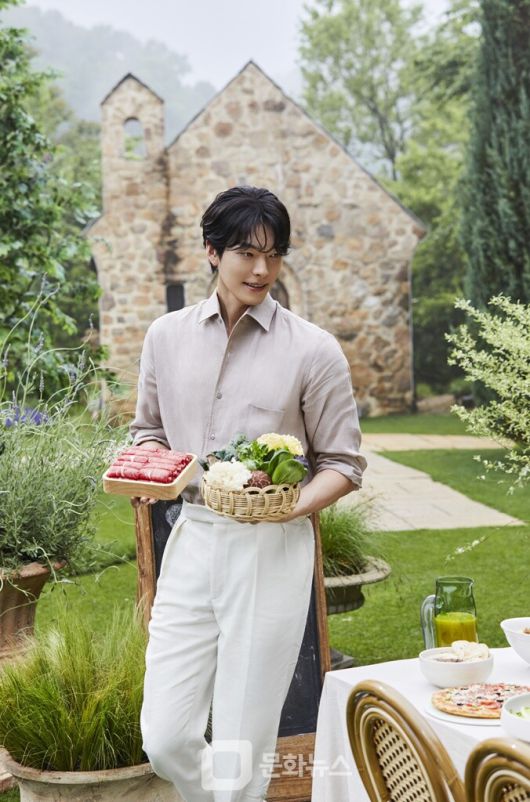 샤브샤브 뷔페 브랜드 샤브올데이가 배우 김우빈과 함께한 첫 TV 광고를 공개했다. / 사진제공=샤브올데이