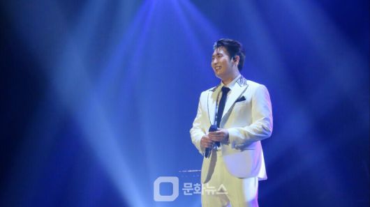 지난 5일 오후 1시와 6시, 6일 오후 1시 총 3회에 걸쳐 강릉 가톨릭관동대학교 세바스티아노 스포츠센터에서 열린 이번 공연은 김용빈, 손빈아, 천록담, 춘길, 최재명, 남승민, 추혁진 등 TOP7이 총출동해 다채로운 무대로 강원도 팬들과 소통하며 열기를 더했다. / 사진제공=밝은누리