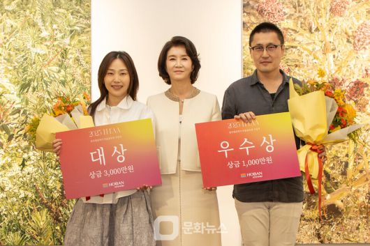 호반문화재단 전국청년작가 미술공모전 ‘2025 H-EAA’ 시상식에서 우현희 호반문화재단 이사장이 대상과 우수상 작가와 기념촬영을 하고 있다. (사진 가운데 우현희 호반문화재단 이사장, 왼쪽 신민정 작가, 오른쪽 나광호 작가) / 사진제공=호반문화재단