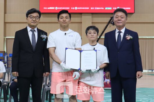 사진 경동도시가스배 2025 울산MBC초청 전국오픈배드민턴대회 선수 대표 선서(가운데)