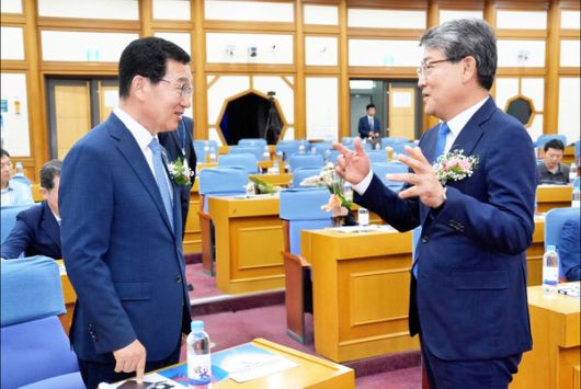 신정훈 국회 행정안전위원장과 김순호 군수가 이야기를 나누고 있다. /사진=구례군