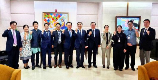 대한민국 대통령 특사로 파견된 이개호 의원은 인도 주요 정치지도자와 언론, 동포 경제인을 두루 만나 양국 우호협력 강화와 교역 확대 기반 마련에 나섰다.