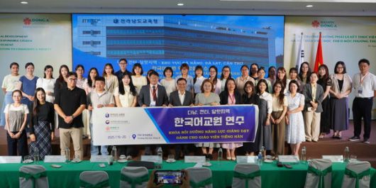 전남 교원들이 한국어 교수법 연수를 마치고 베트남 교육 관계자들과 단체 기념사진을 촬영하고 있다.