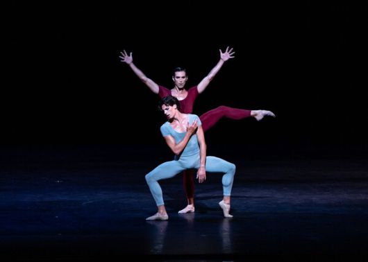 사랑하던 연인이 결혼하는 것을 본 젊은이가 황야로 방랑하는 심정을 초반부터 묵직하게 담아내 올해의 파리 오페라 발레 에투알 갈라가 강조한 중편 레퍼토리들의 시발을 알린 모리스 베자르의 '방황하는 젊은이의 노래' 발레 무대.