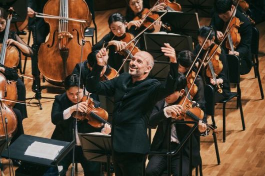 오페라와 교향악 분야 모두에서 탁월한 음악성으로 주목받는 로렌스 르네스는 열정과 섬세함, 품격이 느껴지는 지휘를 다시 선보여 All 슈트라우스 곡들의 대담한 레퍼토리들로 개막공연을 이끌었다.