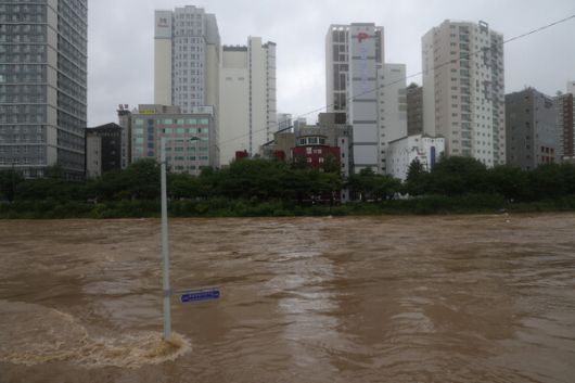 수도권에 집중호우가 쏟아진 13일 경기도 의정부시 중랑천에서 물이 불어나 있다. 2025.8.13