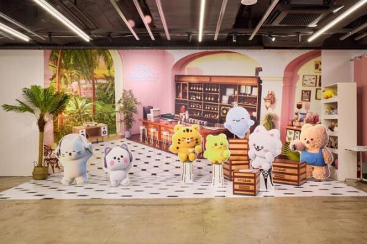 르세라핌 핌즈클럽, 어프어프와 바캉스 굿즈로 여름 점령/ 사진=쏘스뮤직