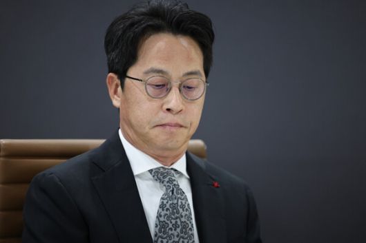 대규모 해킹사태가 발생한 롯데카드의 조좌진 대표가 19일 서울 종로구 롯데카드 본사에서 열린 '국회 과학기술정보방송통신위원회(과방위)의 대규모 해킹 피해 롯데카드 현장조사'에서 생각에 잠겨 있다. 2025.9.19