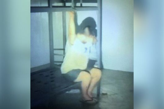 캄보디아 한 범죄단지의 내부 모습. 남성의 손이 철제 침대에 묶인 것으로 추정된다. 연합뉴스