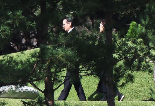 이재용 삼성전자 회장이 24일 경기도 수원시 선영에서 열린 고 이건희 삼성그룹 회장 5주기 추도식에 참석하고 있다./연합뉴스