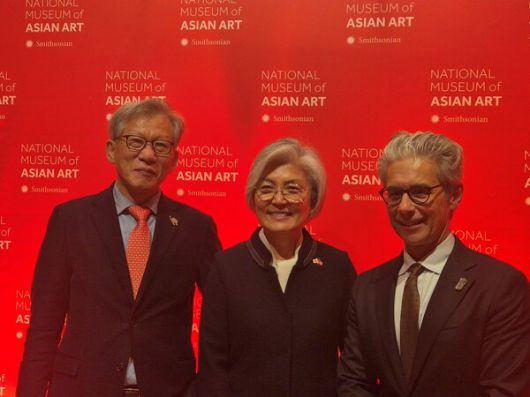 지난달 15일부터 미국 워싱턴에서 열리고 있는 '이건희 컬렉션' 에서 유홍준 국립중앙박물관장 등이 전시 축하행사에서 기념촬영을 하고 있다. 왼쪽부터 유 관장, 강경화 주미대사, 체이스 로빈슨 국립아시아예술박물관장./국립중앙박물관 제공