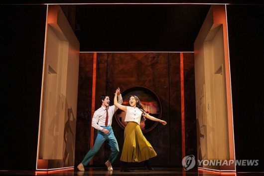 '어쩌면 해피엔딩'의 브로드웨이 공연 모습. /연합뉴스