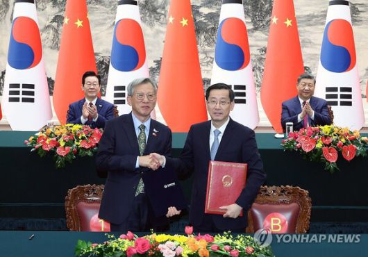 유홍준 국립중앙박물관장(왼쪽)과 라오취안 중국 국가문물국 국장이 5일 베이징 인민대회당에서 이재명 대통령과 시진핑 국가주석이 참석한 가운데 중국 청대 석사자상 한 쌍 기증 증서를 작성한 뒤 기념촬영을 하고 있다./베이징 연합뉴스