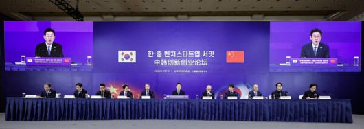 이재명 대통령이 7일 중국 상하이 국제회의중심에서 열린 한·중 벤처스타트업 서밋에서 발언하고 있다.왼쪽부터 김용범 정책실장, 배경훈 장관, 한비청 브레인코 CEO, 서범석 루닛 대표이사, 천제 상하이시 부시장, 이재명 대통령, 옌쥔제 미니맥스 대표, 최홍섭 마음AI 대표, 훠젠쥔 CMBI CEO, 안중현 C&S 대표이사, 한성숙 장관. 2026.1.7