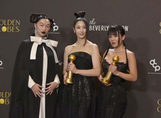 '사이드붑' 제나 오르테가→'누드 착시' 제니퍼 로렌스...83회 골든글로브 패션왕은? / 사진=UPI, 연합뉴스