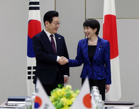 이재명 대통령과 다카이치 사나에 일본 총리가 13일 일본 나라현 정상회담장에서 확대 회담에 앞서 악수하고 있다. 2026.1.13