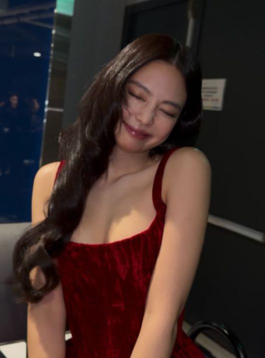 '러블리' 지수vs '시크' 제니...하의실종 패션도 '극과 극' / 사진=제니 SNS