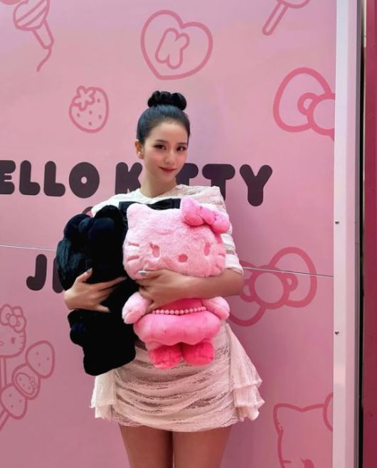 '러블리' 지수vs '시크' 제니...하의실종 패션도 '극과 극' / 사진=지수 SNS