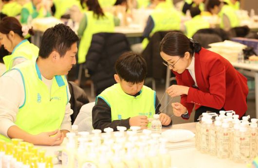 ‘따뜻한 나눔 직접 실천했다’…하나금융그룹 임직원·가족, 미혼모 가정 위한 특별 봉사 / 사진=하나금융그룹