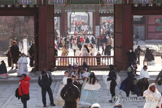 경복궁 관람객 모습./연합뉴스