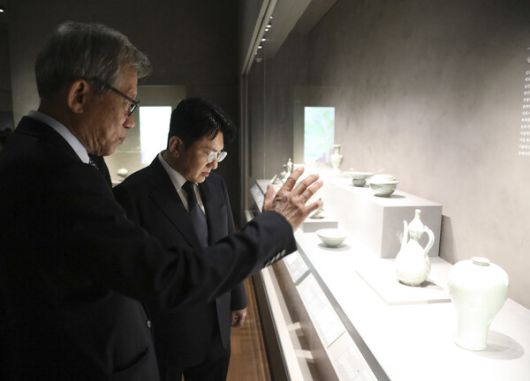 국립중앙박물관은 국립박물관문화재단, 가요 기획사 하이브와 함께 한국 문화유산과 K-컬처 확산을 위해 협력하자는 내용의 양해각서를 체결했다고 지난 2일 밝혔다. 사진은 국립중앙박물관에서 전시를 관람하는 유홍준(왼쪽) 국립중앙박물관장과 방시혁 의장. /국립중앙박물관 제공