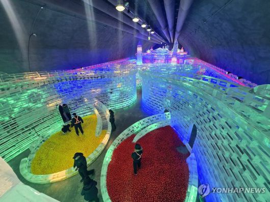 화천산천어축제 실내얼음조각광장.  연합뉴스  제공